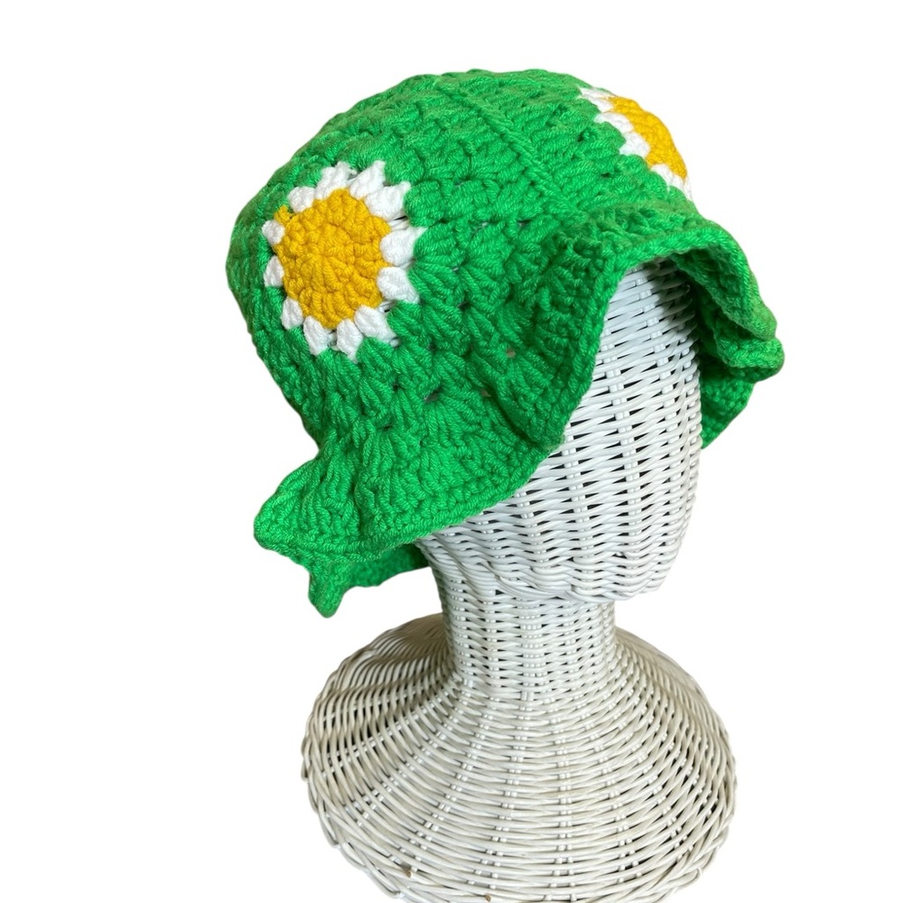Crocheted bucket hat with daisy design one size